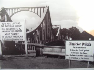 The bord on the right: "Glienicker Brücke. Who gave this bridge the name 'Bridge of Unity', als build the Wall, erect barbed wire and death strips. They hinder the unity". ©Deutsche Stiftung Denkmalschutz